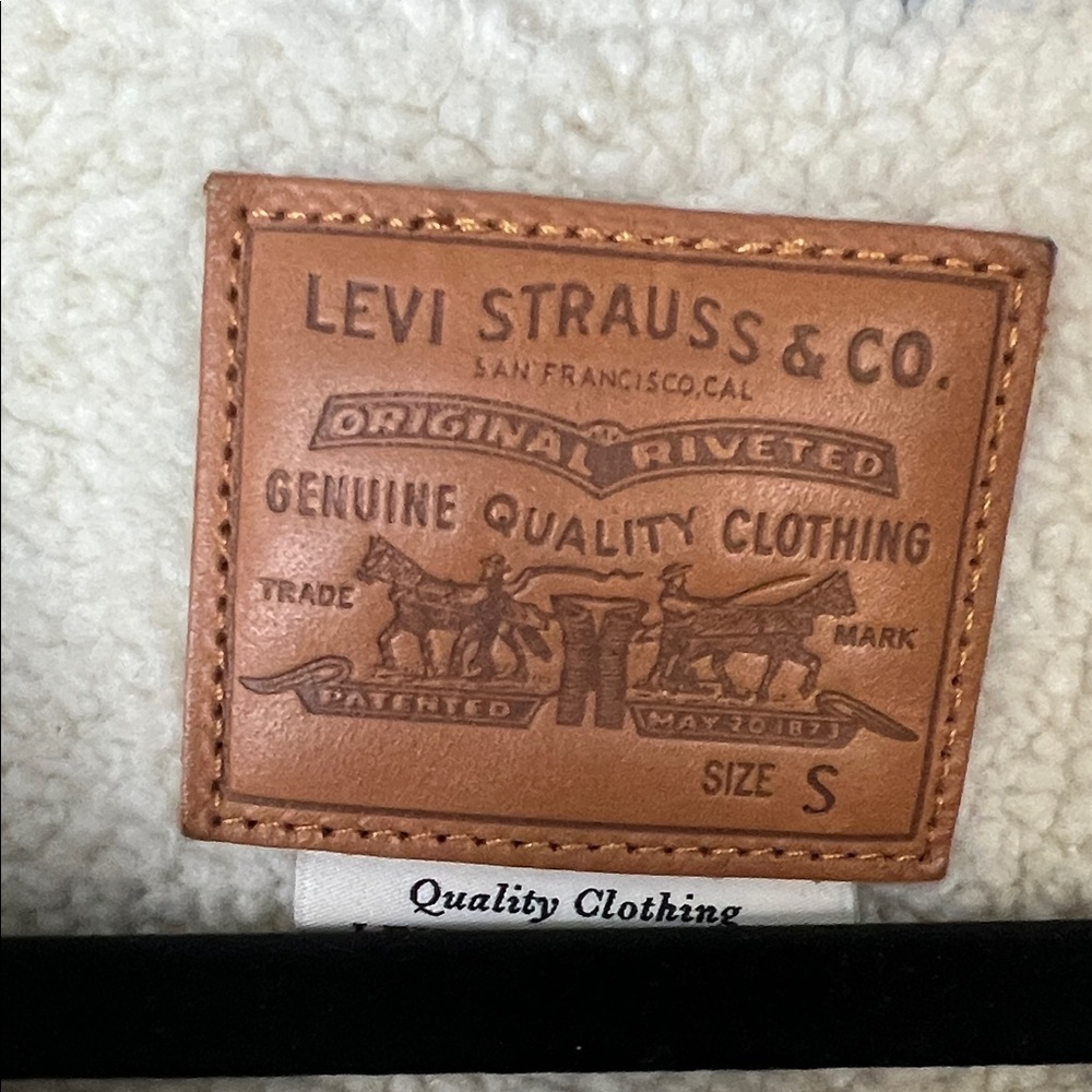 Levi's Women's Light Blue Denim Jacket with Cream Sherpa - Picture 2 of 5
